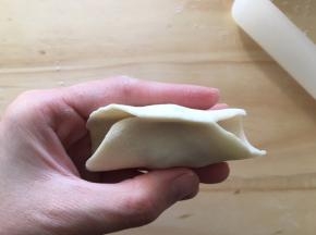 对折饺子皮，中间处捏合