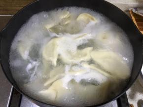 坐一锅热水，水微沸腾时倒入饺子，第一次水煮沸腾后加入适量清水，等待第二次沸腾，然后再加一次凉水继续煮，这次盖上锅盖，主要要守着锅，以免水沸腾扑出来。（前两次水沸腾是为了煮熟饺子皮，最后一次加盖为了馅熟透）