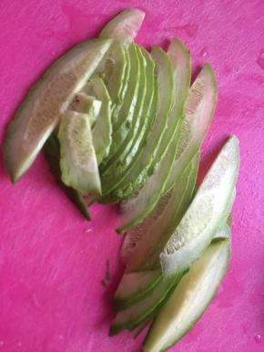 切开，在切成薄片。装盘备用