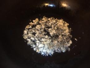 放入适量虾皮。加入黄瓜