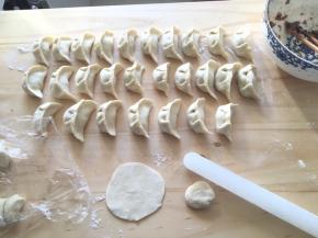 重复以上步骤把饺子全部包好