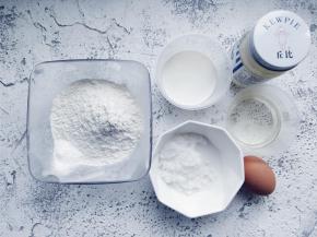 准备好各种材料（植物油也可以用融化的黄油代替）