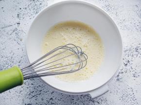 牛奶加白砂糖拌匀融化后，打入一个鸡蛋，搅匀。（不要直接把生鸡蛋和糖拌在一起，蛋黄会结块）