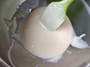 筛入低筋粉和泡打粉的混合物，拌匀。可以过一下筛，以免有颗粒和疙瘩。（不要过度搅拌，以免出筋）