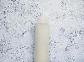 装入挤料瓶。如果没有，也可以用剪口裱花袋，都很方便。