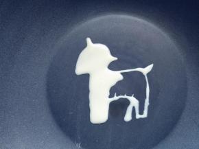 把面糊挤在平底不粘锅中，先勾出轮廓线，再迅速填满。（此时不要开火，锅里也不用抹油）