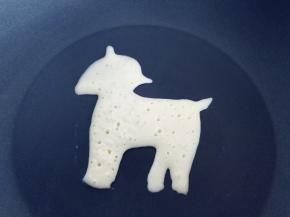 小火加热，这时图案表面产生很多小气泡，并不断胀破，待新出现的气泡慢慢减少时再翻面。