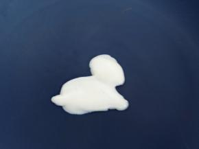 再画出匍匐在地的小鹿，做大鹿的时候要注意图案左右方向。