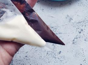 松饼都做好后，放在一边晾凉。将沙拉酱和融化的黑巧克力装入剪小口的裱花袋。