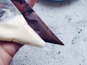 松饼都做好后，放在一边晾凉。将沙拉酱和融化的黑巧克力装入剪小口的裱花袋。
