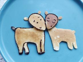 将两只大的麋鹿在平盘中摆好位置，用巧克力勾线。