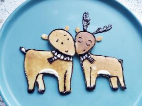 用丘比沙拉酱勾画肚皮和围巾，巧克力勾线，画出表情。