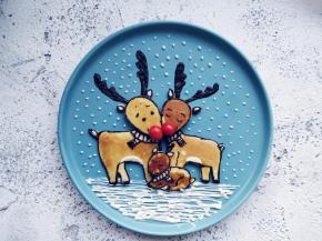 用沙拉酱点画雪花，雪地用直线即可。