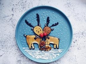 用沙拉酱点画雪花，雪地用直线即可。