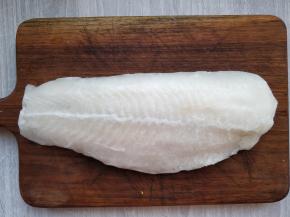 冷冻的巴沙鱼柳，取出一片，室温下解冻。