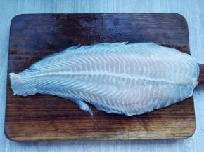 将解冻的鱼柳用厨房纸巾擦进水分。