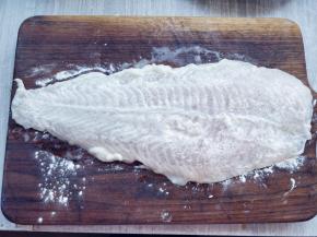 将淀粉和鸡粉混合，涂抹在鱼柳两面，腌制5分钟左右。用鸡粉而不是用盐，提鲜的同时，不会使鱼肉过度脱水，影响口感。