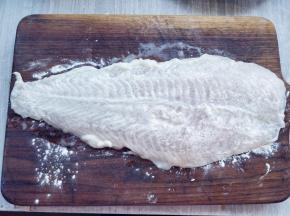 将淀粉和鸡粉混合，涂抹在鱼柳两面，腌制5分钟左右。用鸡粉而不是用盐，提鲜的同时，不会使鱼肉过度脱水，影响口感。
