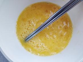 鸡蛋加盐，打散调匀。