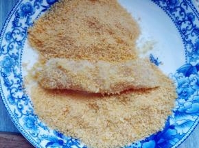 再在面包糠中滚一下，抖掉多余的部分。