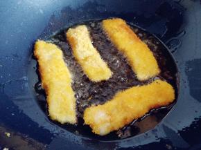 一面煎熟后，翻面，待两面都煎至金黄色，开小火，将内心煎到七八成熟。