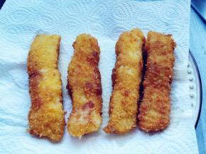 最后开大火，两面稍煎一下，这样表面是脆的，上色也比较好看。然后盛出，放在吸油纸上去除余油