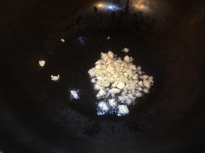大蒜切末炒香。