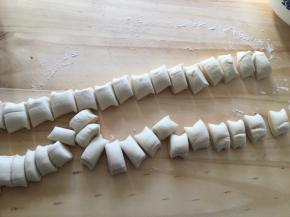 把搓长的面团切成小面团剂子，盖上保鲜膜，防止面团变干