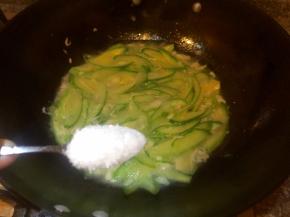 加入适量的味精。