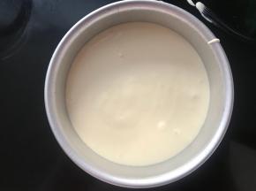 倒进6寸圆模里，振出大气泡