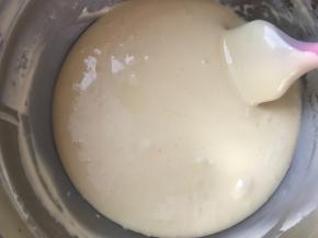 再加三分之一的蛋白入蛋黄糊，继续翻拌均匀，拌好的蛋糕糊应该是细腻有光泽