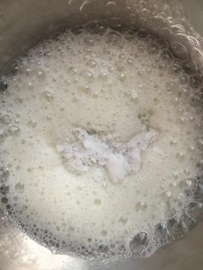 现在开始打发蛋白：先把蛋白用电动打蛋器高速打发到出现大的鱼眼泡泡，加入10克糖，继续打发