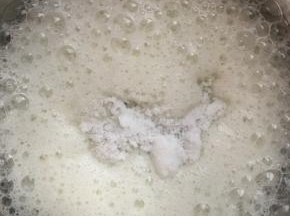 现在开始打发蛋白：先把蛋白用电动打蛋器高速打发到出现大的鱼眼泡泡，加入10克糖，继续打发