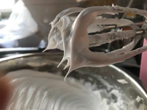 出现直立小钩，蛋白就打发完成了