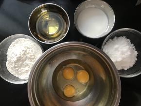 准备好戚风的材料，蛋黄和蛋清分离