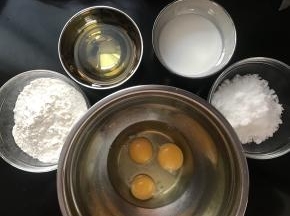 准备好戚风的材料，蛋黄和蛋清分离