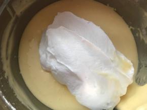 再加三分之一的蛋白入蛋黄糊，这时要用翻拌的手法，轻柔快速的搅拌均匀