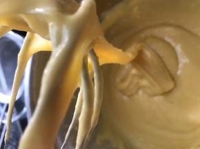 再次用蛋抽搅拌，直到蛋抽搅拌时感觉到有厚度，提起蛋抽，蛋黄糊呈比较厚但会飘落的丝带状，然后把蛋黄糊放一旁静止，让其充分乳化