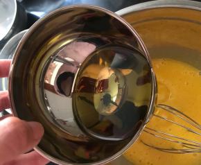 玉米油也倒入蛋黄