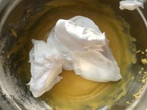 取三分之一的蛋白加入蛋黄糊，此时不需要手法，可随意搅拌，只要完全融合就可以