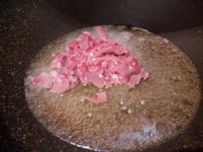 锅里放啤酒一罐，下腰花焯