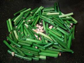 热锅凉油，爆香蒜泥，下蒜薹大火翻炒