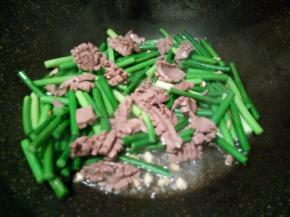 再下腰花翻炒，