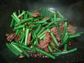 蚝油一勺，生抽少许，翻炒均匀，就可以了