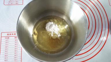 蛋清中加入糖粉和蜂蜜，搅拌均匀，至糖粉融化。