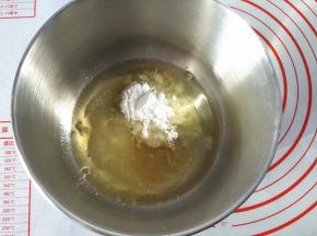 蛋清中加入糖粉和蜂蜜，搅拌均匀，至糖粉融化。