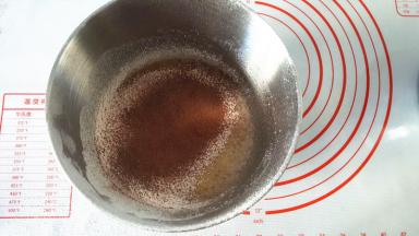 筛入低筋面粉、杏仁粉和可可粉。