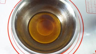 黄油切成小块，放不锈钢盆里，小火加热，至焦化状态，就是那种浅浅的焦糖色，注意全程小火，我还是不是把盆离火，怕糊了。然后放一边晾至温热。