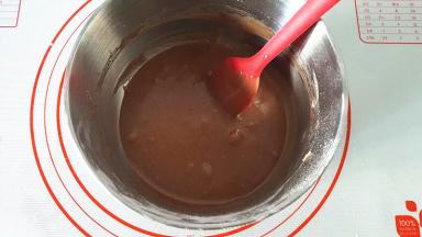 温热的黄油，分次倒入面糊中，用刮刀搅拌均匀，注意底下的油渣不要倒进去。