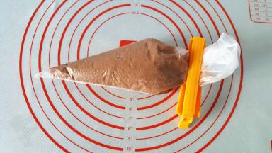 蛋糕糊装进裱花袋，放冰箱冷藏30分钟左右。